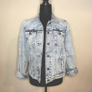 Gap light wash denim jacket size XS